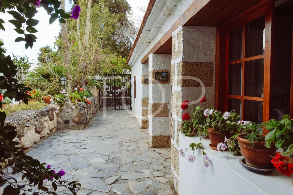Preciosa Casa Rural con encantador patio interior a la venta en el acogedor municipio de Arona