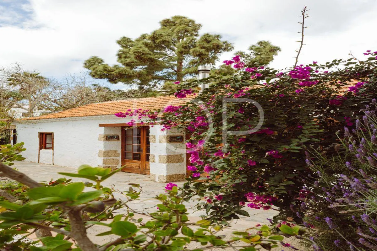 Preciosa Casa Rural con encantador patio interior a la venta en el acogedor municipio de Arona