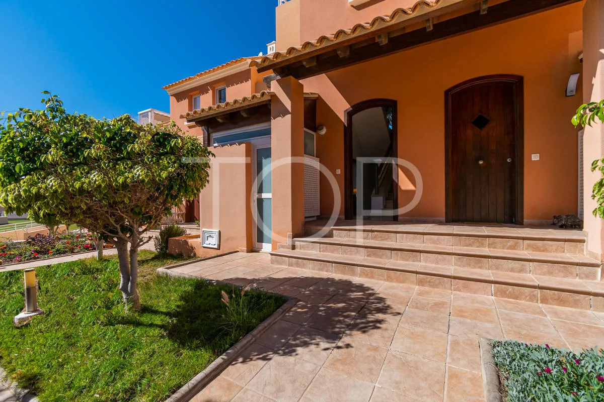 Semi-detached house with fantastic views right on the Costa Adeje golf course