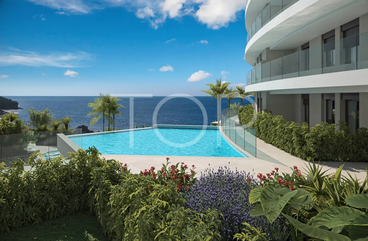 Exclusivo apartamento de cuatro dormitorios y piscina privada frente al mar en Rokabella, Costa Adeje