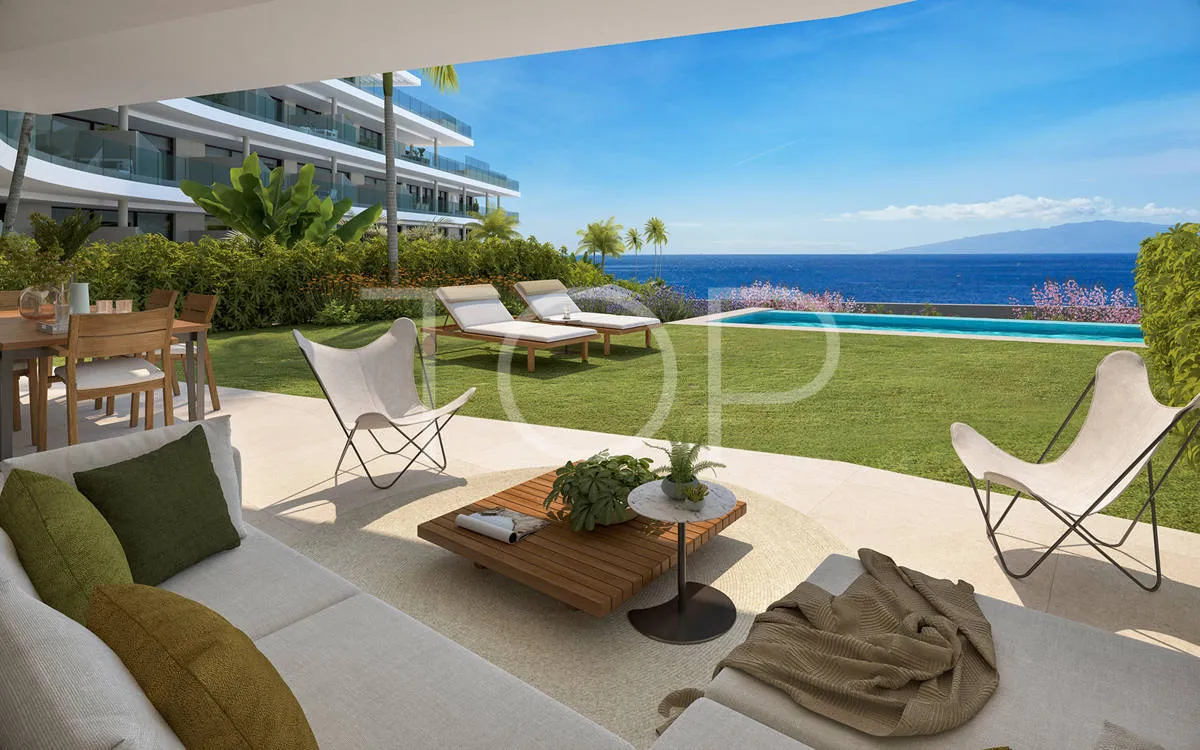 Exclusivo apartamento de cuatro dormitorios y piscina privada frente al mar en Rokabella, Costa Adeje