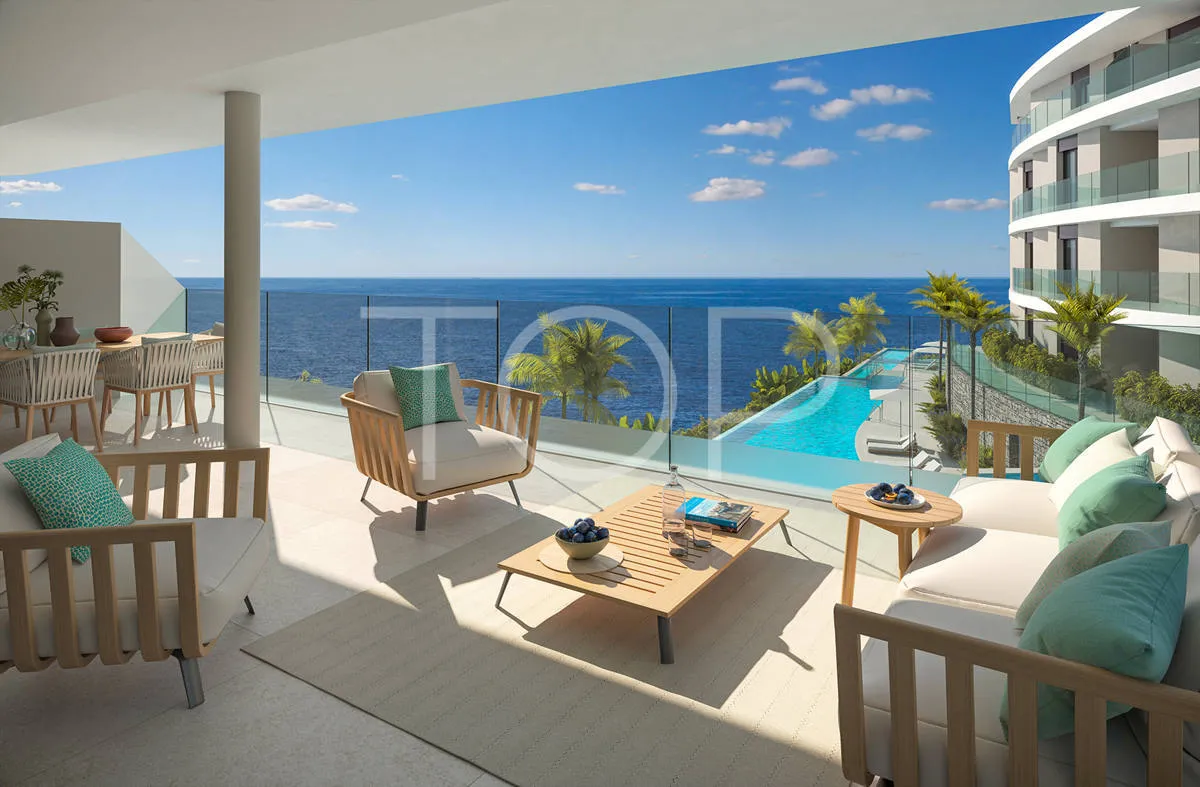 Exclusivo apartamento de cuatro dormitorios y piscina privada frente al mar en Rokabella, Costa Adeje