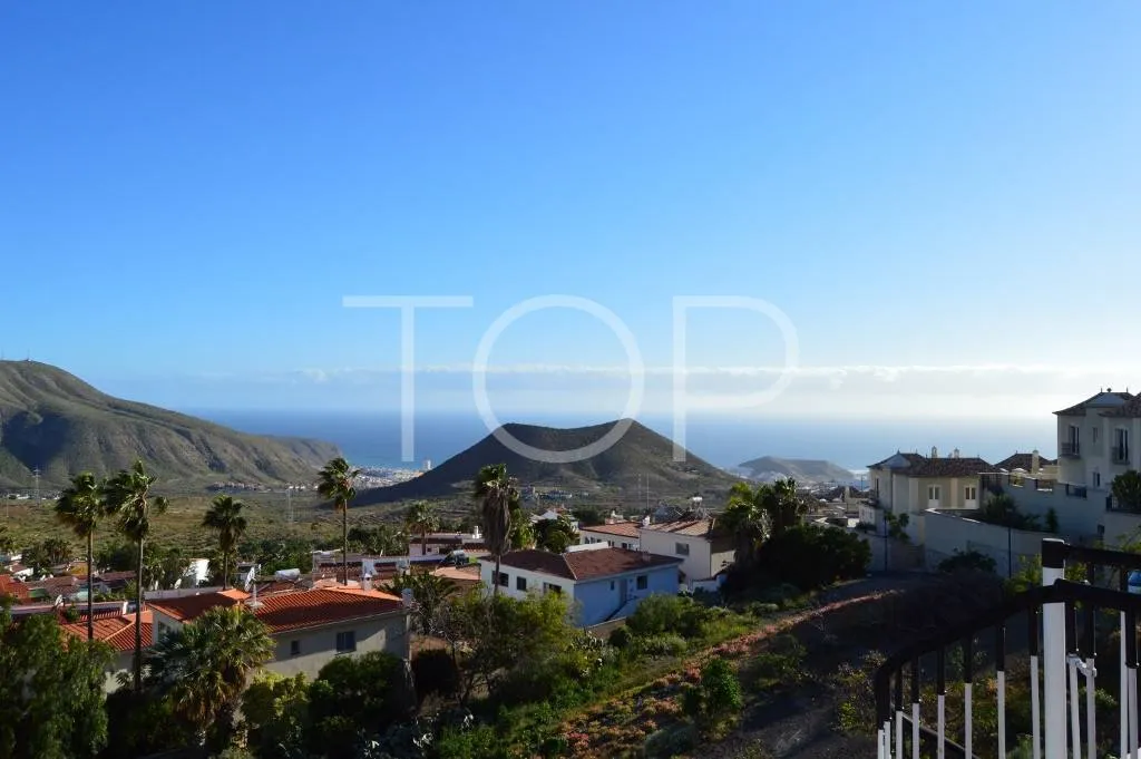 Completely refurbished house in Chayofa with private garden, terraces and sea view