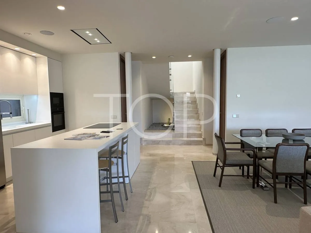 Exclusiva Villa de Lujo Frente al Mar en el Corazón de Playa de Las Américas