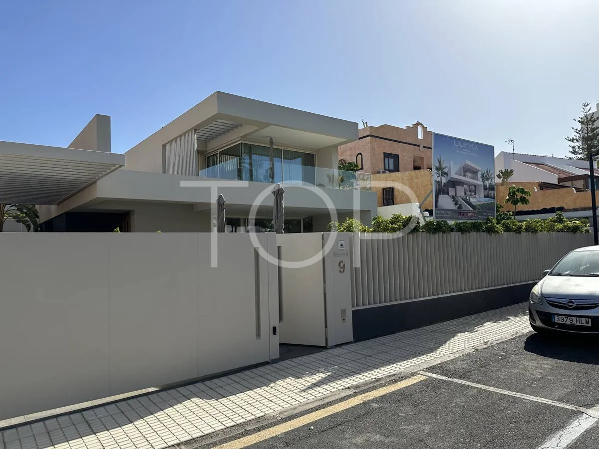 Exclusiva Villa de Lujo Frente al Mar en el Corazón de Playa de Las Américas