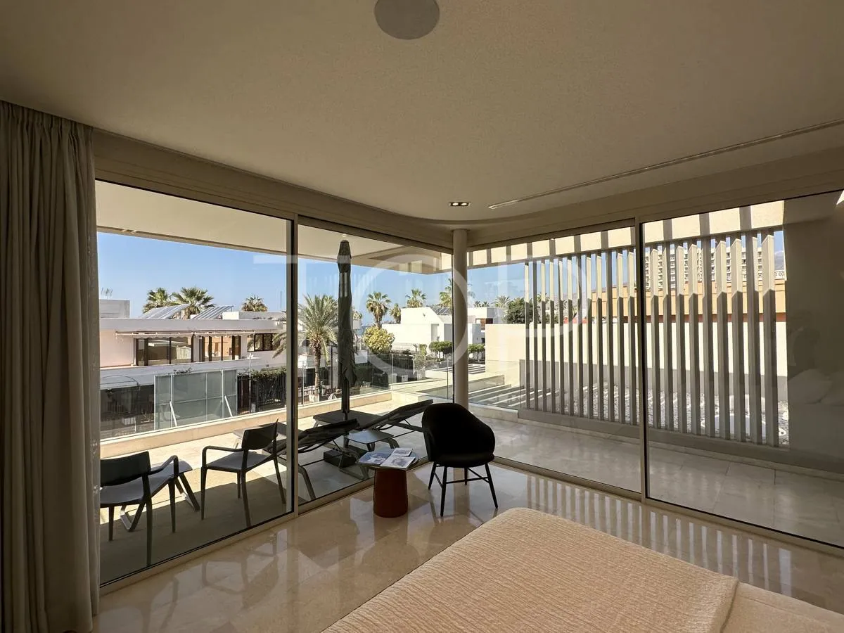 Exclusiva Villa de Lujo Frente al Mar en el Corazón de Playa de Las Américas