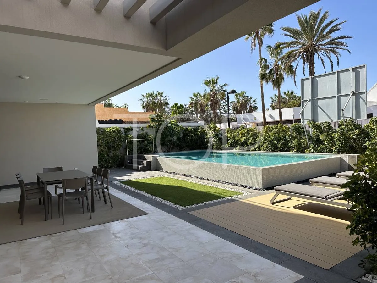Exclusiva Villa de Lujo Frente al Mar en el Corazón de Playa de Las Américas