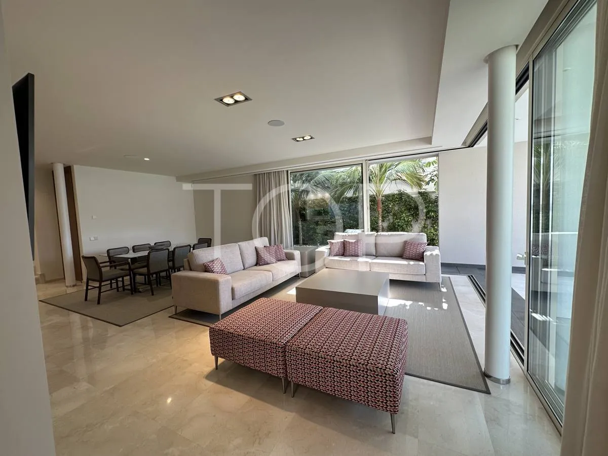 Exclusiva Villa de Lujo Frente al Mar en el Corazón de Playa de Las Américas