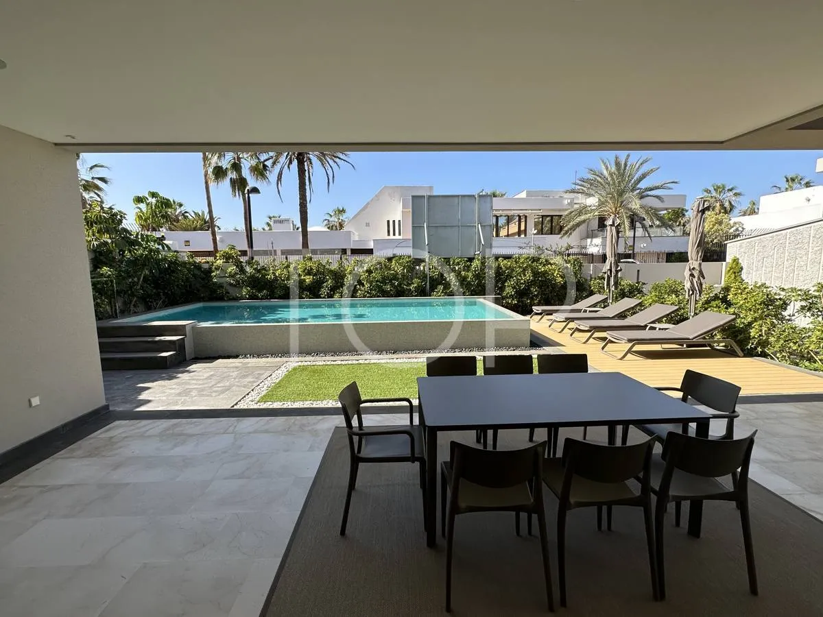 Exclusiva Villa de Lujo Frente al Mar en el Corazón de Playa de Las Américas