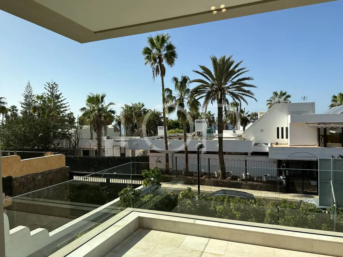 Exclusiva Villa de Lujo Frente al Mar en el Corazón de Playa de Las Américas