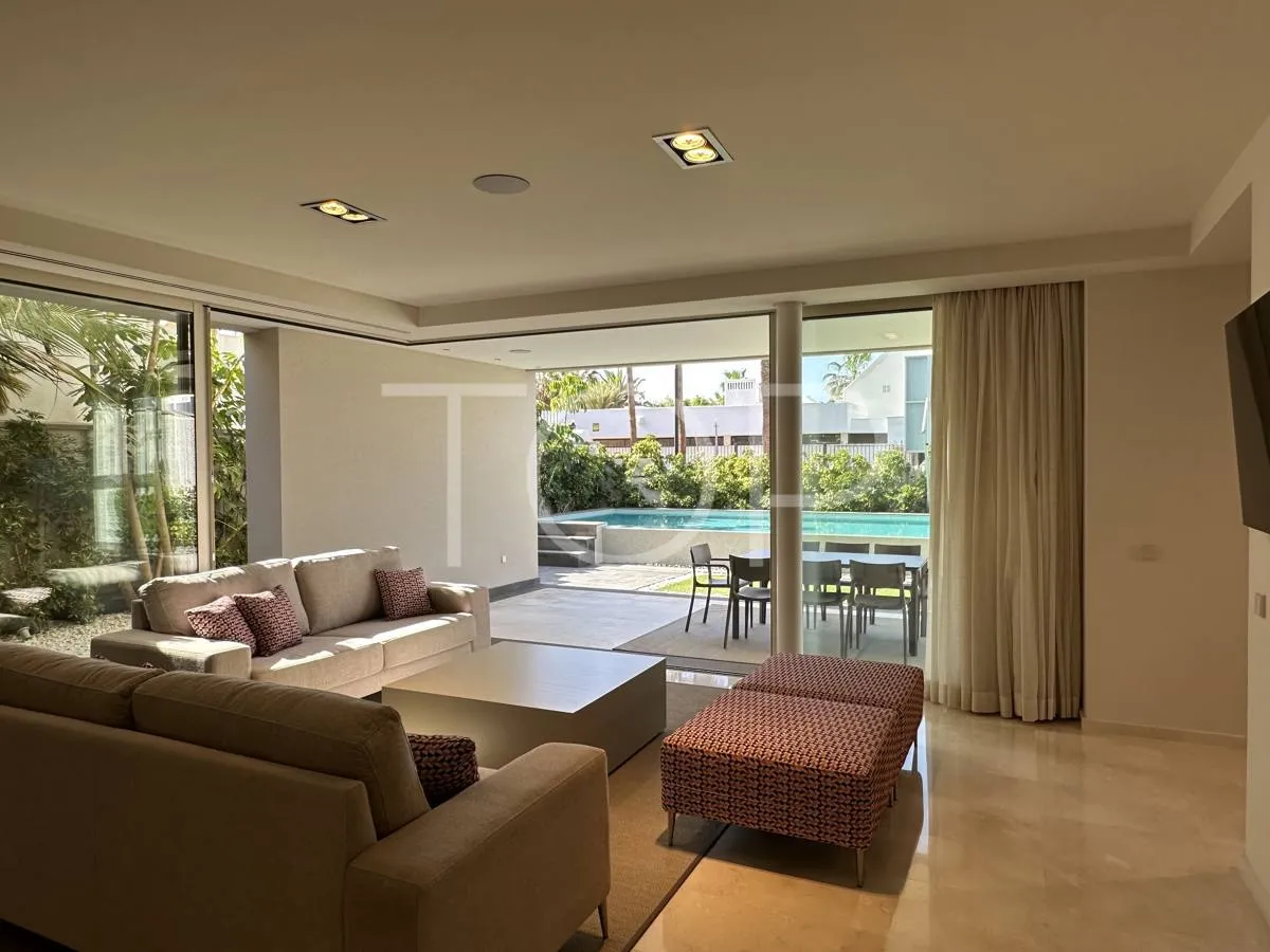 Exclusiva Villa de Lujo Frente al Mar en el Corazón de Playa de Las Américas