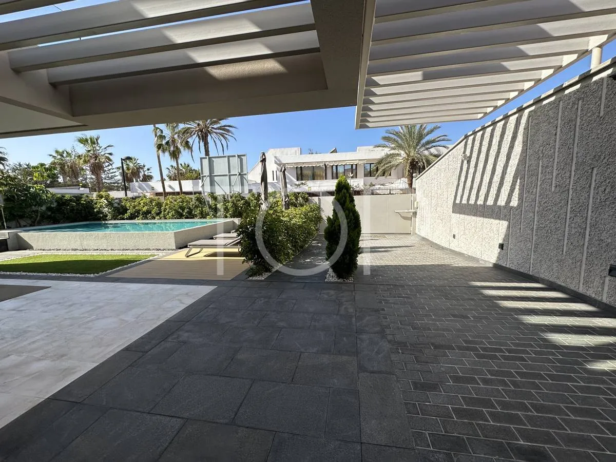Exclusiva Villa de Lujo Frente al Mar en el Corazón de Playa de Las Américas