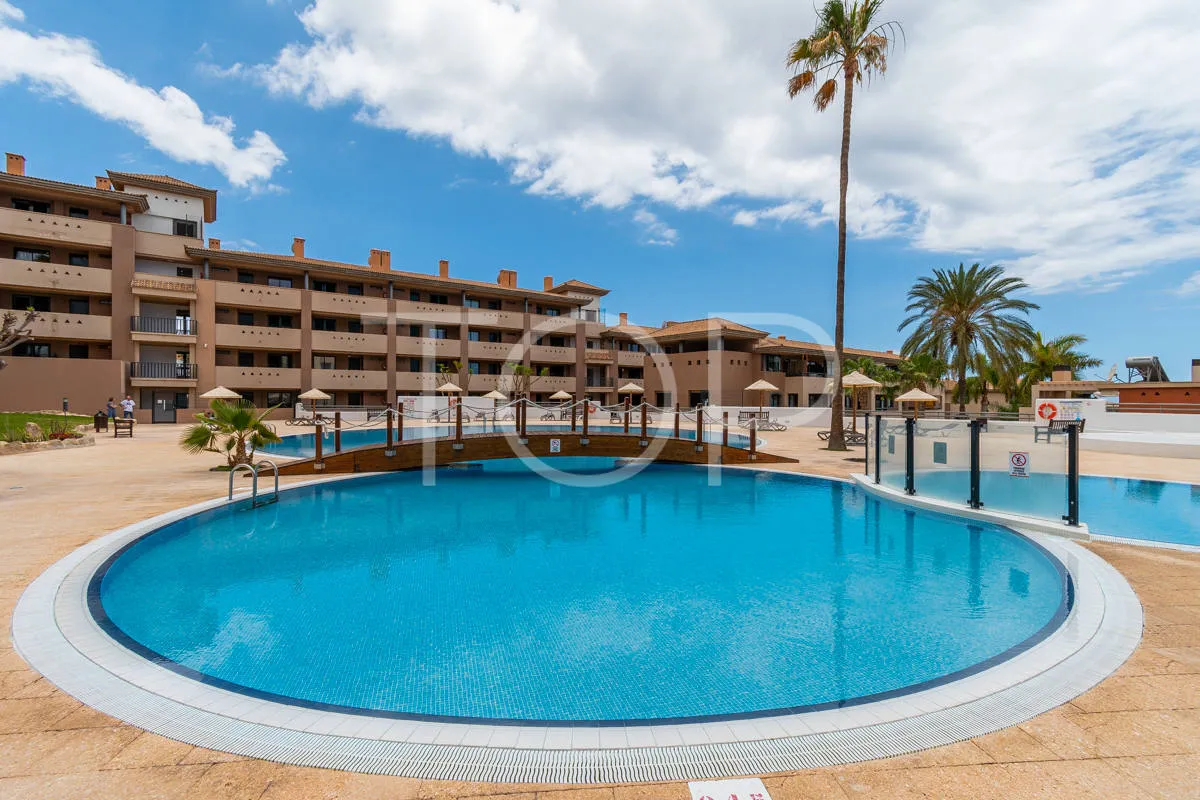 Apartamento de dos dormitorios renovado con vistas al mar en Playa Paraíso