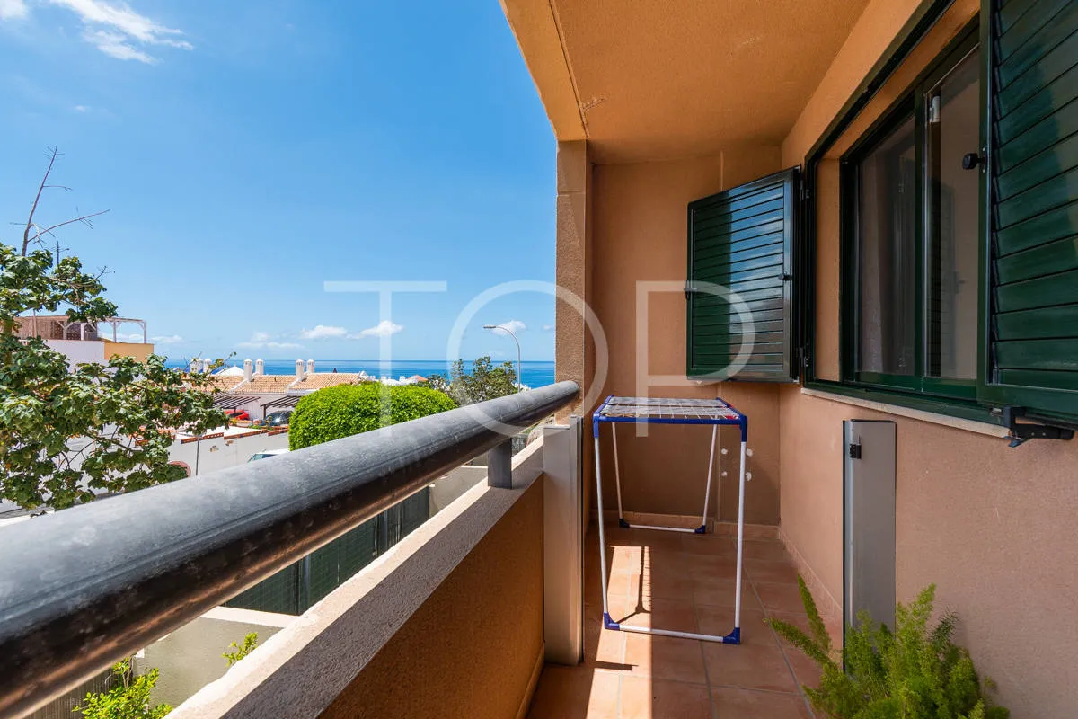 Apartamento de dos dormitorios renovado con vistas al mar en Playa Paraíso