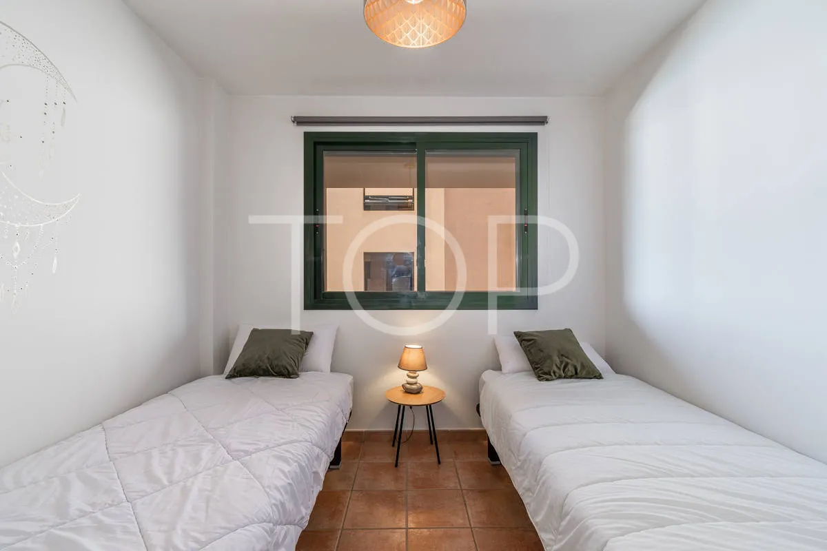 Apartamento de dos dormitorios renovado con vistas al mar en Playa Paraíso