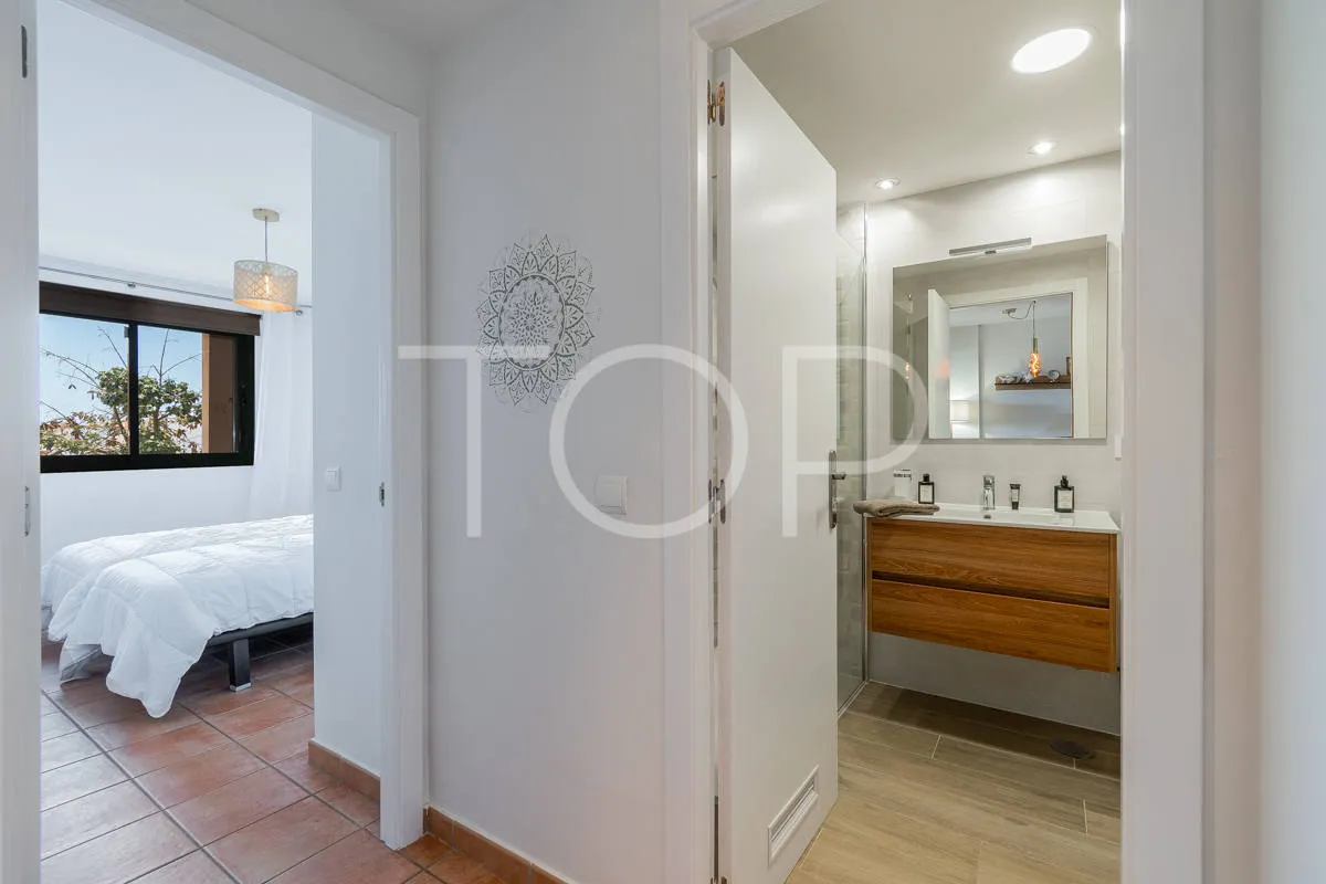 Apartamento de dos dormitorios renovado con vistas al mar en Playa Paraíso