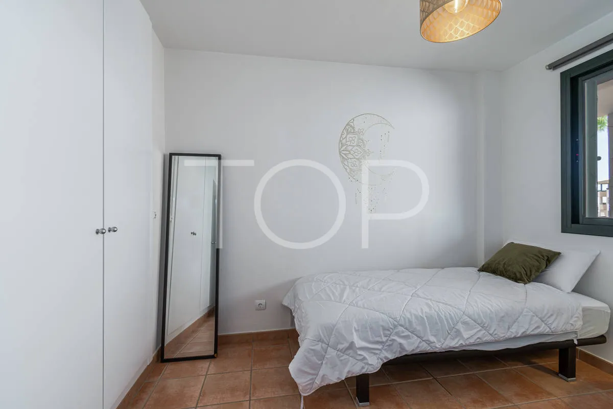 Apartamento de dos dormitorios renovado con vistas al mar en Playa Paraíso