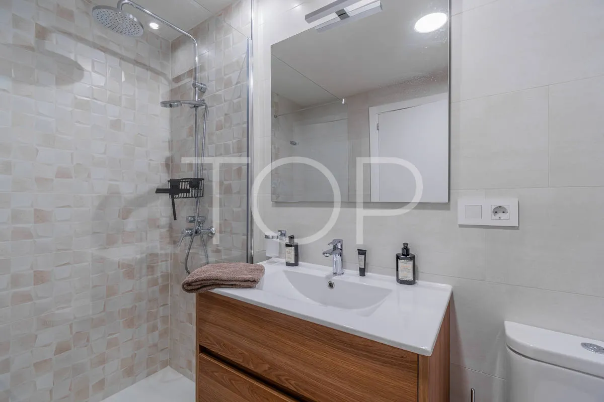 Apartamento de dos dormitorios renovado con vistas al mar en Playa Paraíso