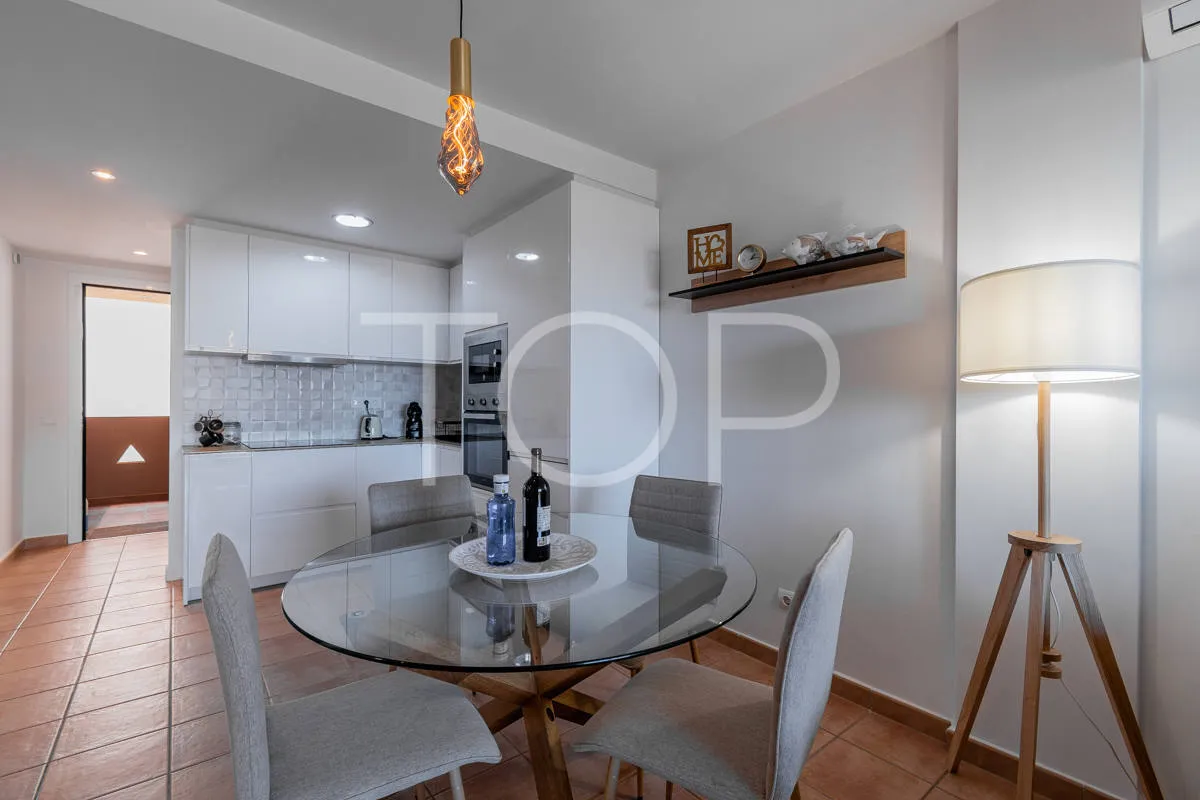 Apartamento de dos dormitorios renovado con vistas al mar en Playa Paraíso