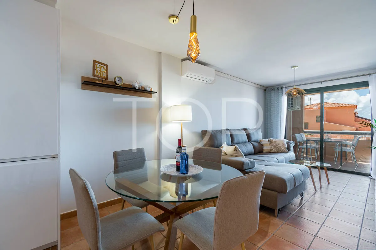 Apartamento de dos dormitorios renovado con vistas al mar en Playa Paraíso