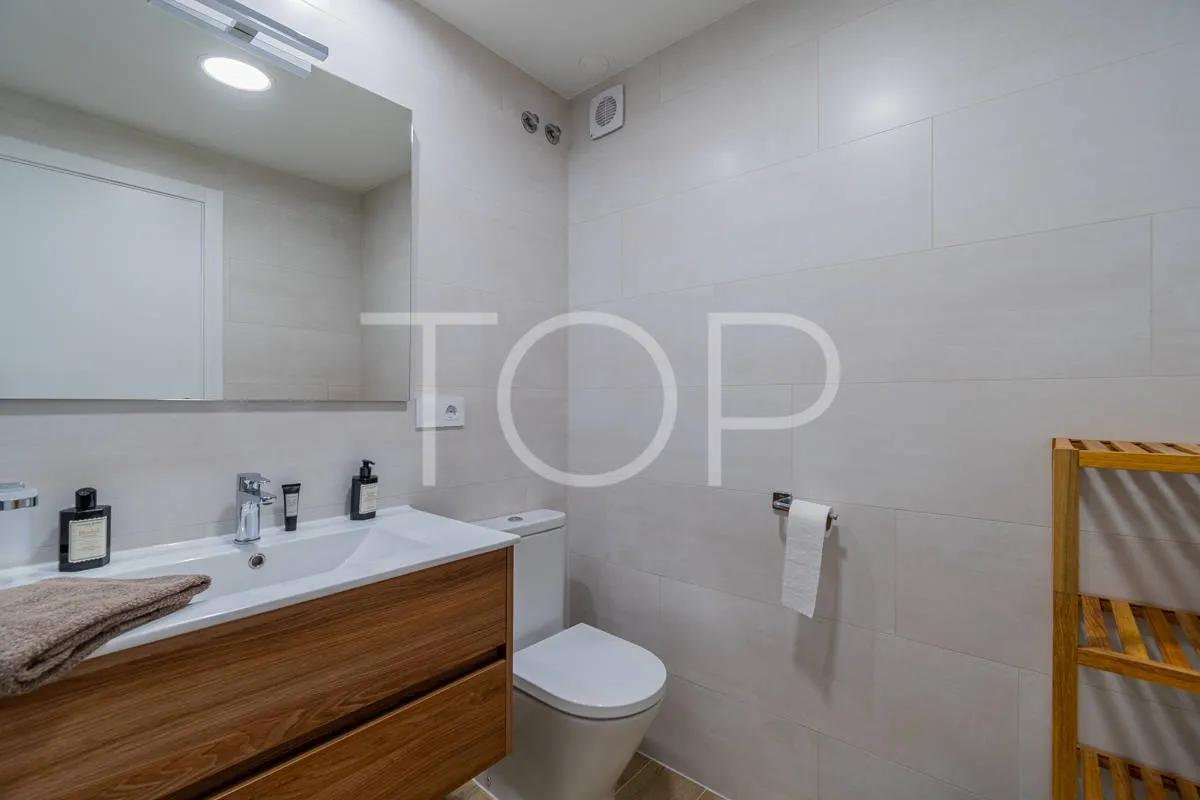 Apartamento de dos dormitorios renovado con vistas al mar en Playa Paraíso
