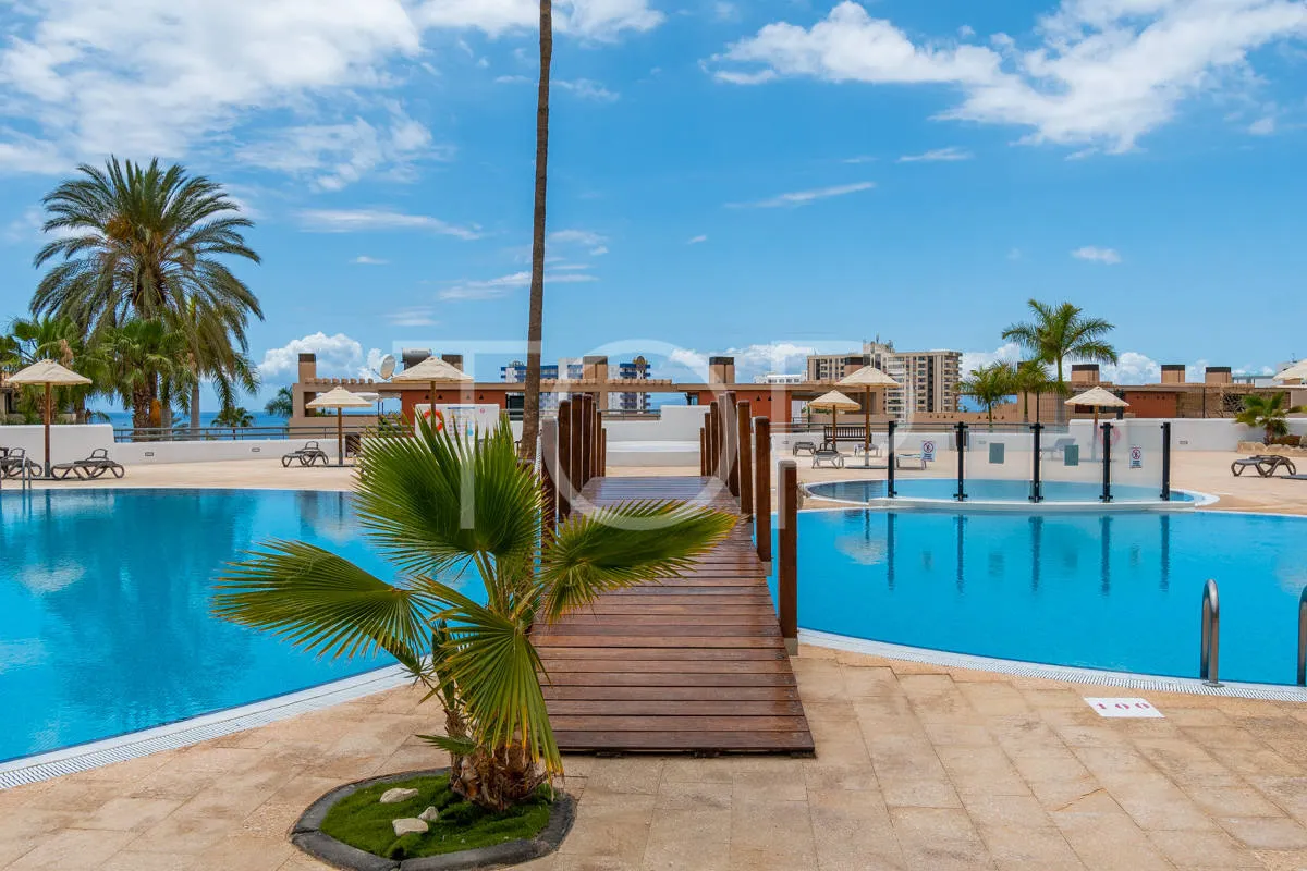 Apartamento de dos dormitorios renovado con vistas al mar en Playa Paraíso