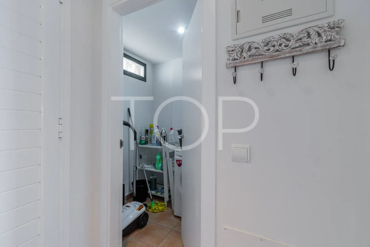 Apartamento de dos dormitorios renovado con vistas al mar en Playa Paraíso