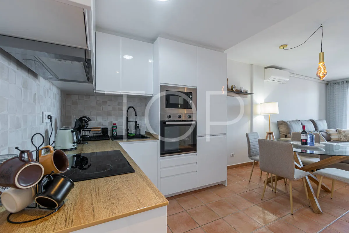 Apartamento de dos dormitorios renovado con vistas al mar en Playa Paraíso