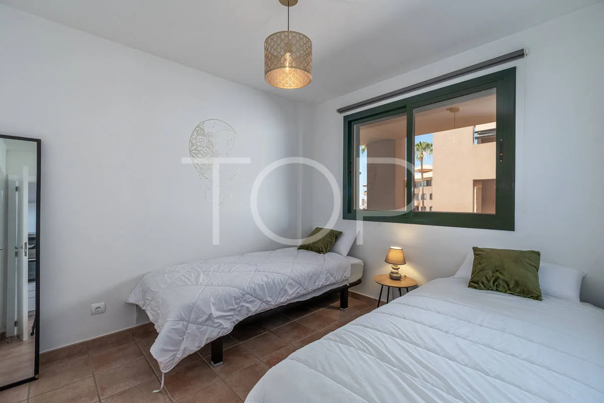 Apartamento de dos dormitorios renovado con vistas al mar en Playa Paraíso