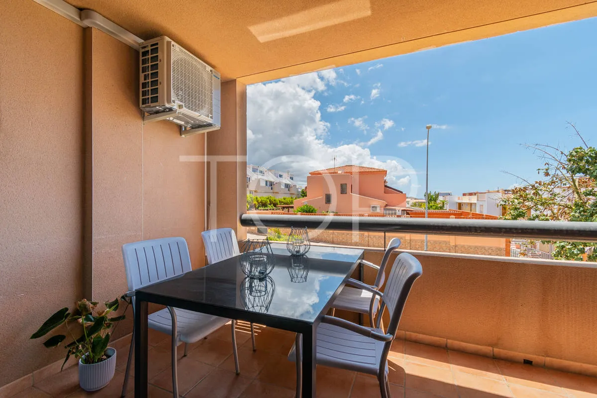 Apartamento de dos dormitorios renovado con vistas al mar en Playa Paraíso