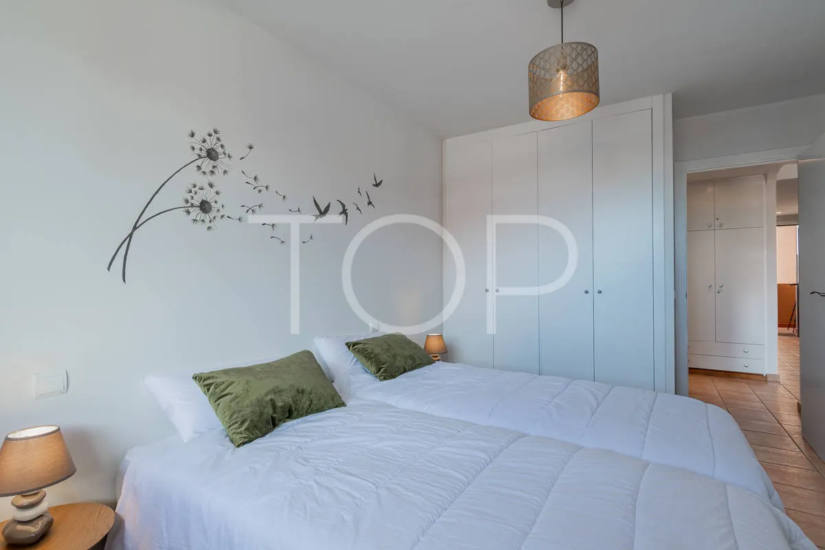 Apartamento de dos dormitorios renovado con vistas al mar en Playa Paraíso