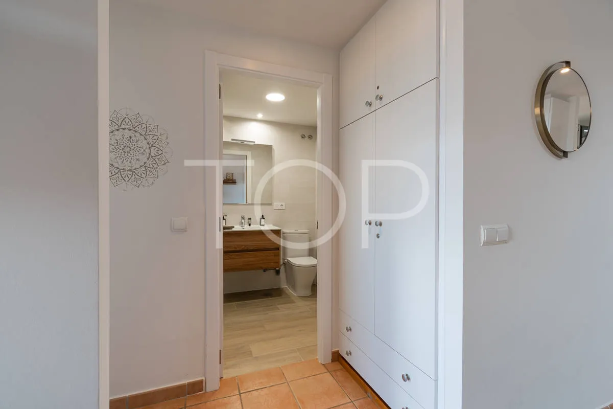 Apartamento de dos dormitorios renovado con vistas al mar en Playa Paraíso