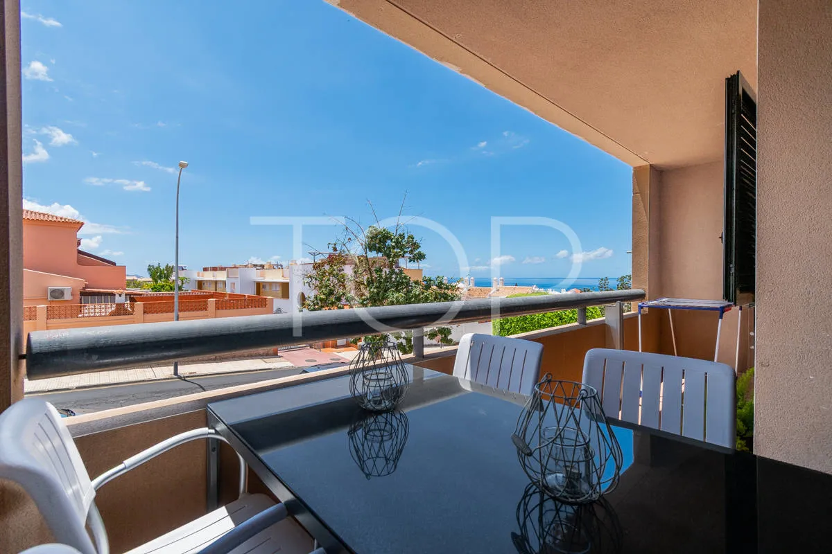 Apartamento de dos dormitorios renovado con vistas al mar en Playa Paraíso