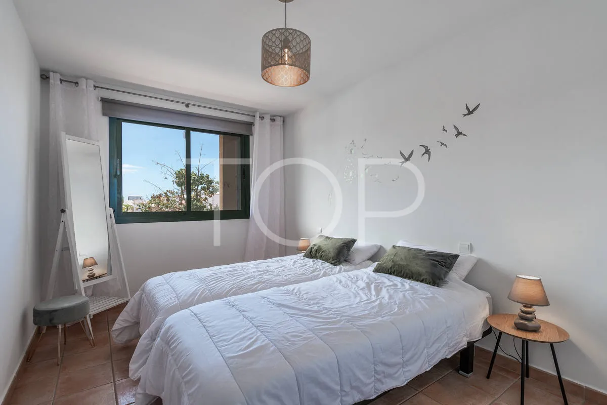 Apartamento de dos dormitorios renovado con vistas al mar en Playa Paraíso