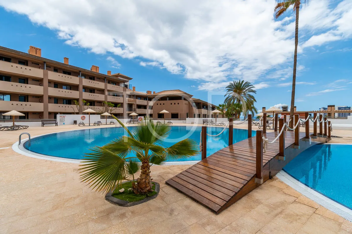 Apartamento de dos dormitorios renovado con vistas al mar en Playa Paraíso