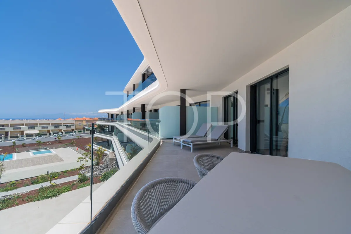 Moderno apartamento de dos dormitorios con vistas al mar en El Madroñal, Costa Adeje