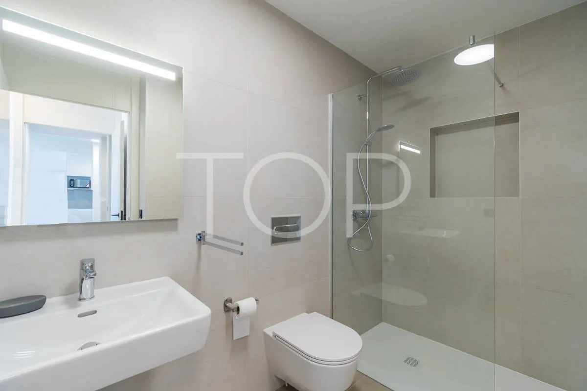 Moderno apartamento de dos dormitorios con vistas al mar en El Madroñal, Costa Adeje