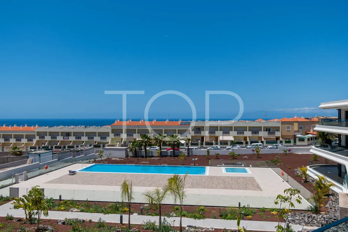 Moderno apartamento de dos dormitorios con vistas al mar en El Madroñal, Costa Adeje