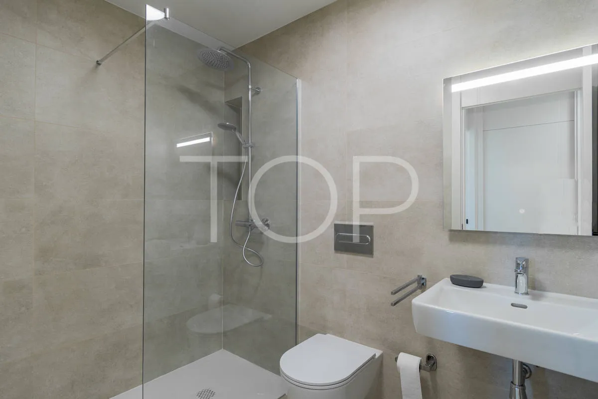 Moderno apartamento de dos dormitorios con vistas al mar en El Madroñal, Costa Adeje