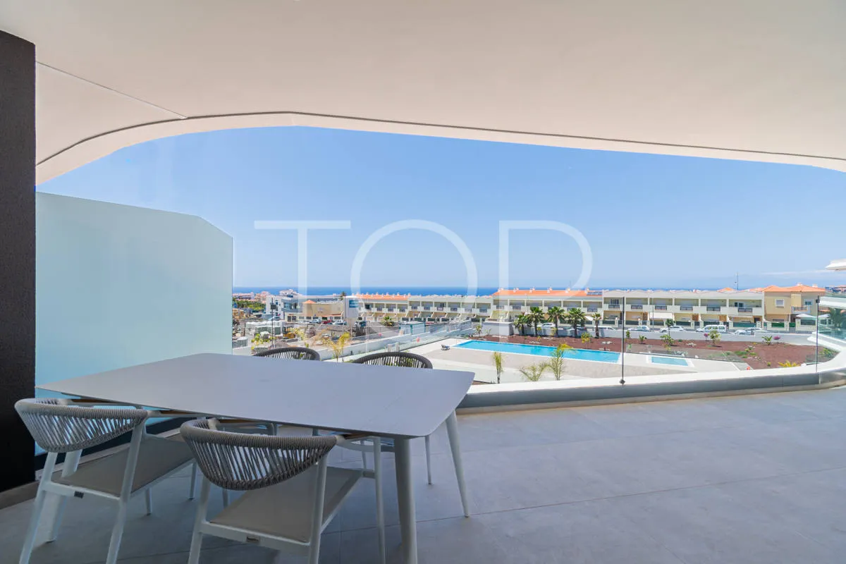 Moderno apartamento de dos dormitorios con vistas al mar en El Madroñal, Costa Adeje