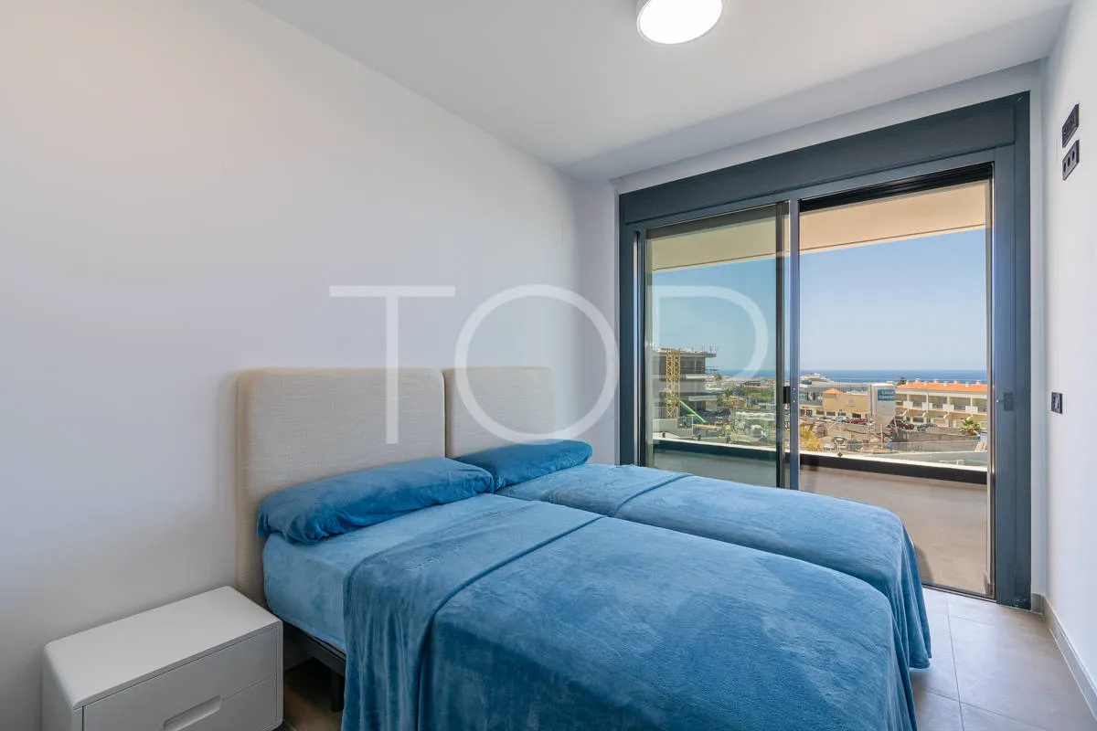 Moderno apartamento de dos dormitorios con vistas al mar en El Madroñal, Costa Adeje