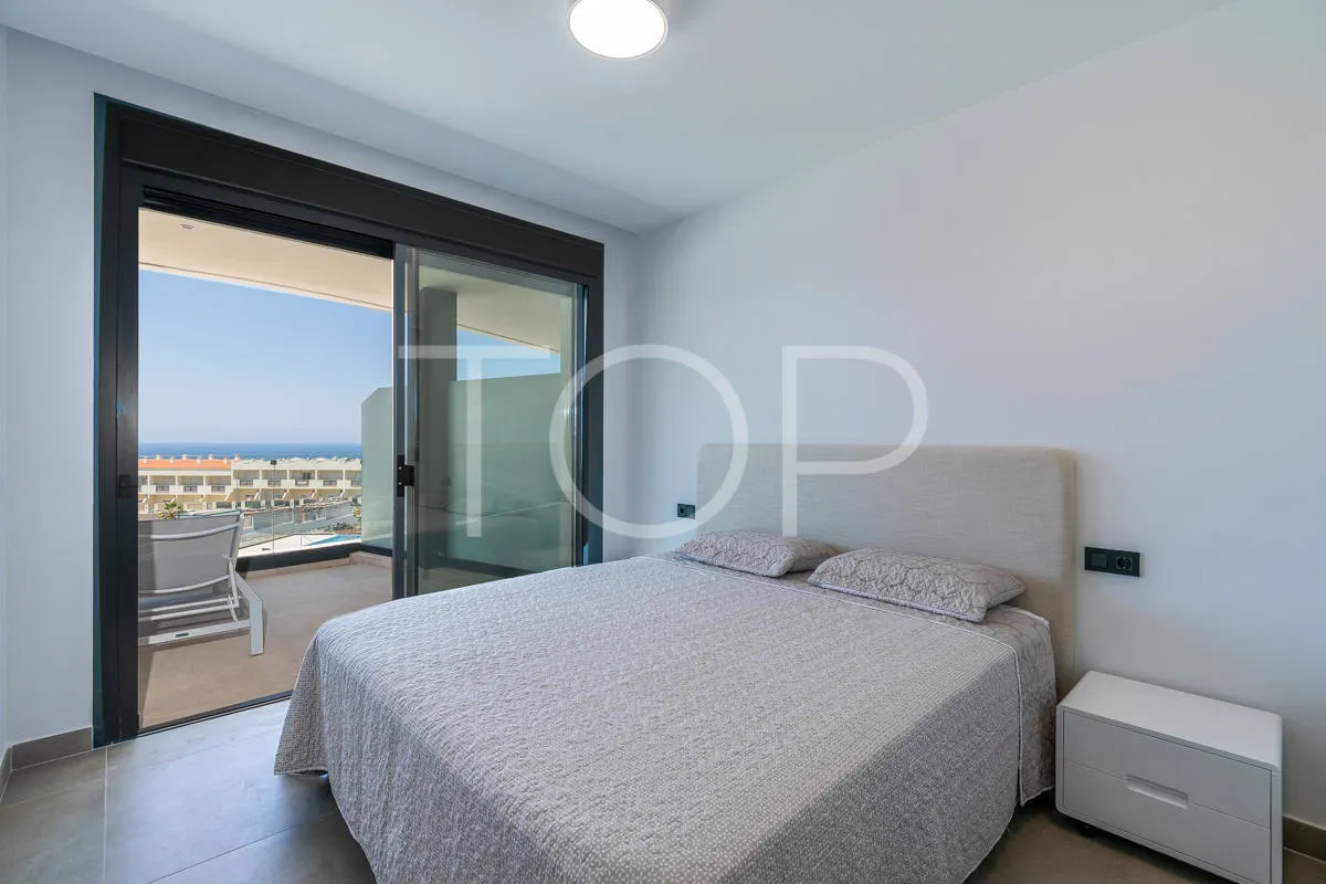 Moderno apartamento de dos dormitorios con vistas al mar en El Madroñal, Costa Adeje