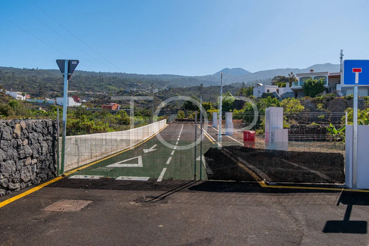 Urban plot with approved villa project with swimming pool and potential extension in established residential area