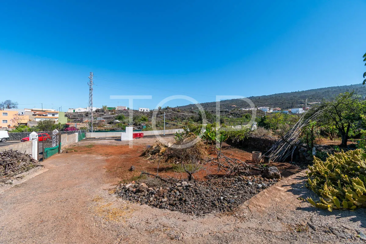 Urban plot with approved villa project with swimming pool and potential extension in established residential area