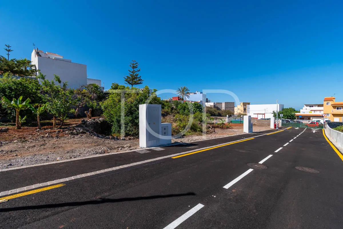 Urban plot with approved villa project with swimming pool and potential extension in established residential area