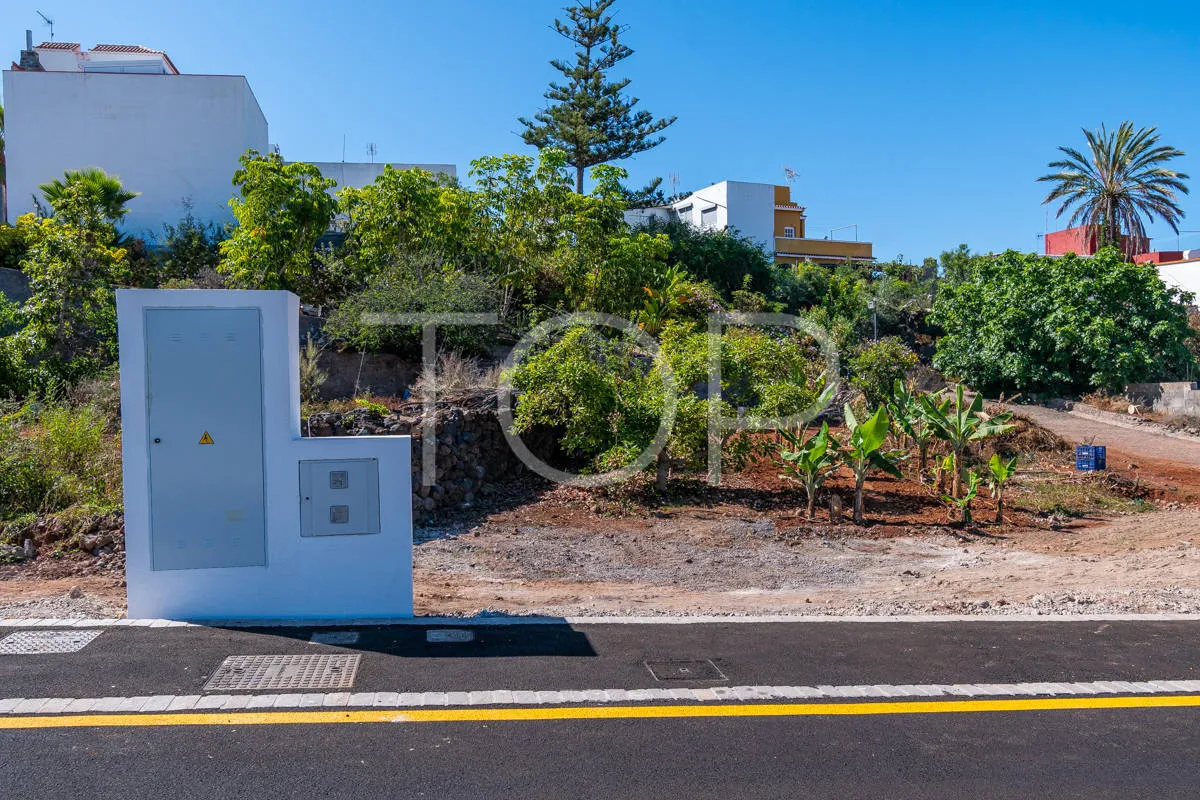 Urban plot with approved villa project with swimming pool and potential extension in established residential area