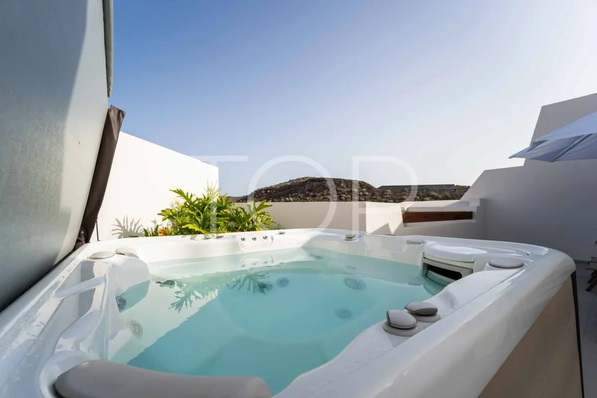 Lujoso ático duplex en el exclusivo complejo Jardines de los Menceyes en Palm-Mar, Arona