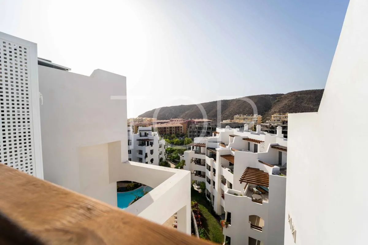 Lujoso ático duplex en el exclusivo complejo Jardines de los Menceyes en Palm-Mar, Arona