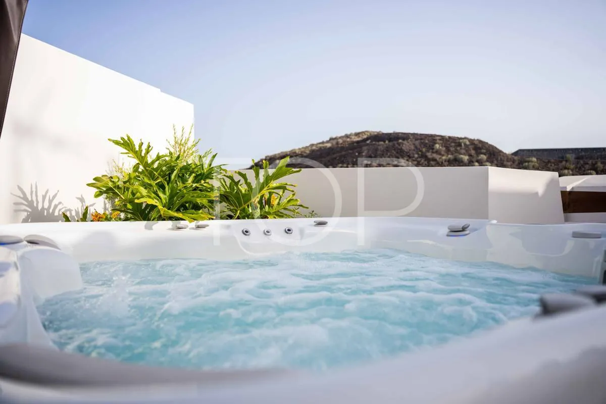 Lujoso ático duplex en el exclusivo complejo Jardines de los Menceyes en Palm-Mar, Arona
