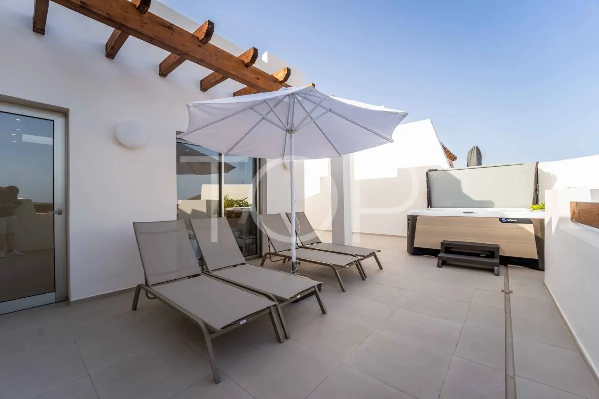 Lujoso ático duplex en el exclusivo complejo Jardines de los Menceyes en Palm-Mar, Arona